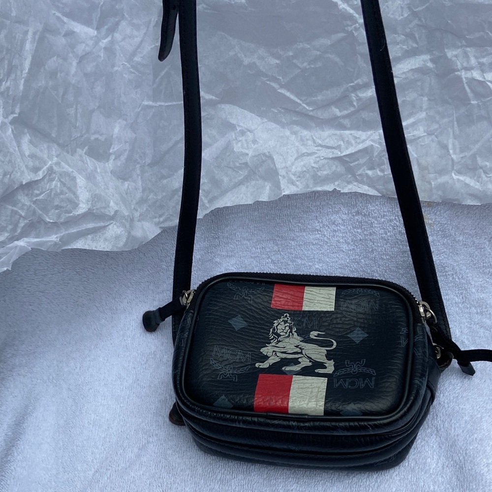 MCM Visetos "Lion 1976 Theme"
Crossbody Bag - Picture 12 of 13